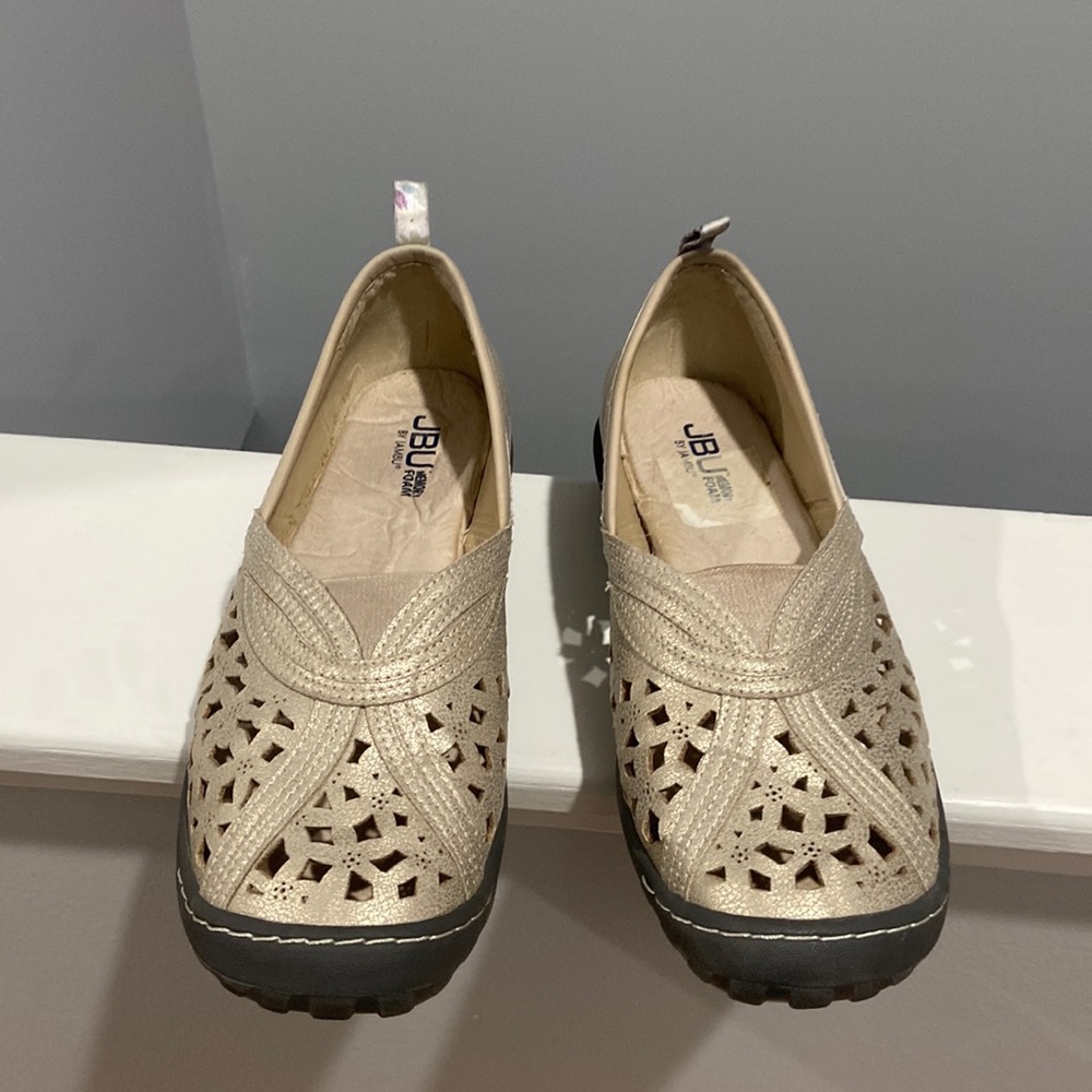 JBU by Jambu Pecan 9 W gold clogs slip ons floral tan on back 💕 great condition